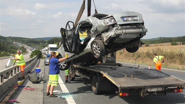 Dlnice D5 u Rokycan hodinu stla kvli stetu nkladnho a osobnho auta. (15. srpna 2018)