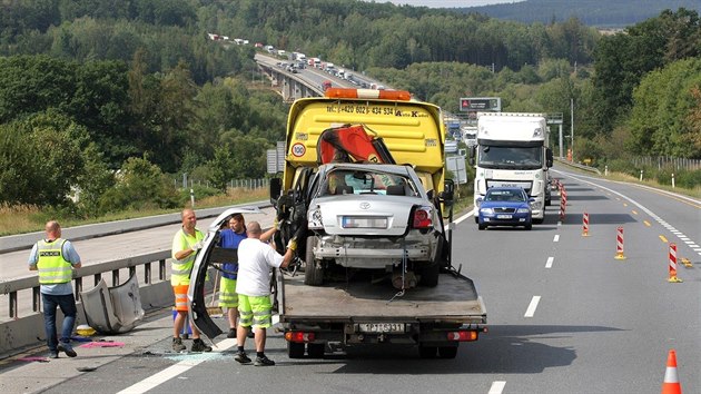 Dlnice D5 u Rokycan hodinu stla kvli stetu nkladnho a osobnho auta. (15. srpna 2018)