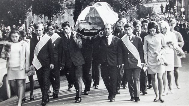 Národní výbor vypravil Jaroslavu Novákovi státní pohřeb a jeho rakev zahalili československou vlajkou.
