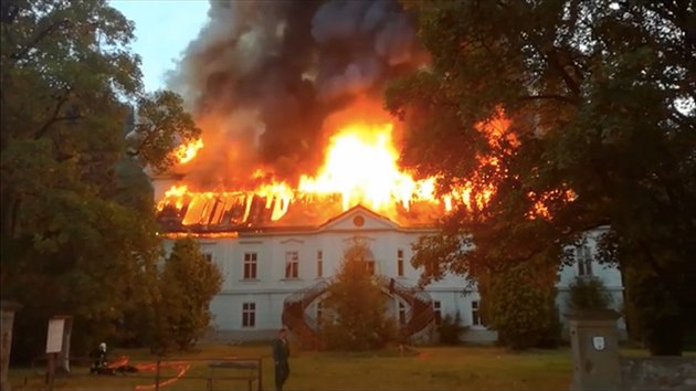 Požár zámku v Horním Maršově. (19. 8. 2018)