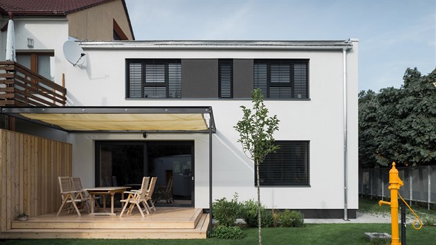 Okno ve �t�tov� st�n� sousedn�ho objektu muselo b�t zachov�no, proto nebylo mo�n� �srovnat� v��ky obou dom�.