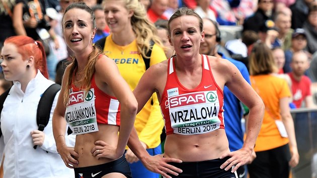 Simona Vrzalov (vpravo) a Diana Mezulinkov po rozbhu na 1500 metr na ME.