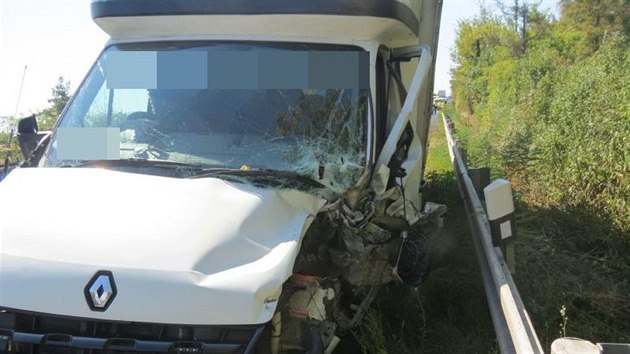 Policie ptr po nkladnm voze a jeho idii, kter zejm zavinil hromadnou nehodu na dlnici D35 pobl Litovle. (13. srpna 2018)