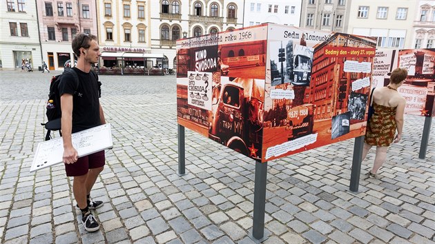 Na olomouckém Horním náměstí je nyní k vidění výstava fotografií zachycujících dění ve městě během invaze vojsk Varšavské smlouvy v roce 1968.