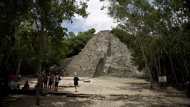 Turist lezouc na pyramidu v archeologick oblasti Coba na Yucatnu.