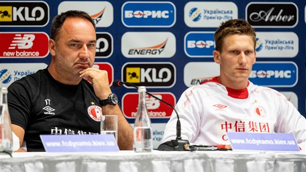 Jindřich Trpišovský (vlevo) a Milan Škoda na tiskové konferenci před zápasem své Slavie proti Dynamu Kyjev