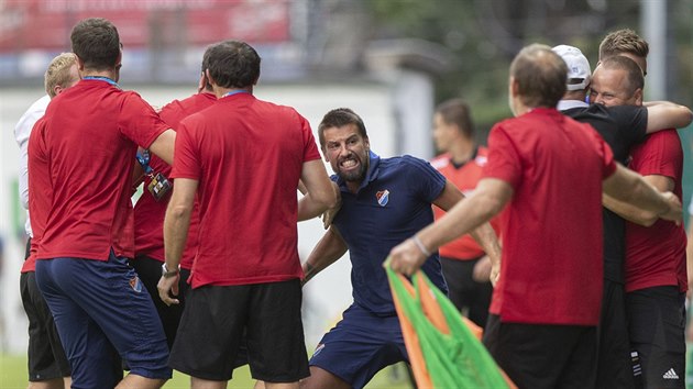 Milan Baroš (uprostřed) oslavuje gól Baníku Ostrava.