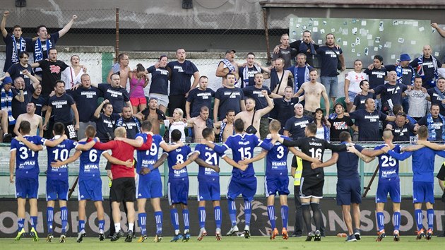 Fotbalist a fanouci Banku Ostrava oslavuj vhru na Bohemians.