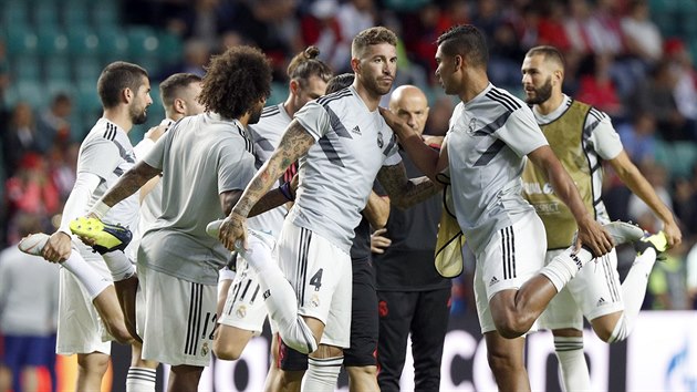 Fotbalist Realu Madrid se protahuj ped zpasem o Superpohr.