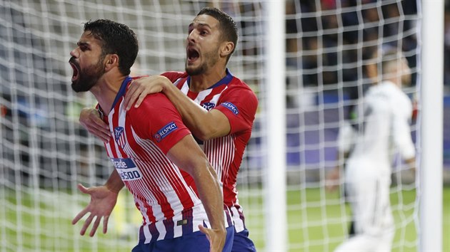 Diego Costa (vlevo) a Koke z Atletika Madrid se raduj z glu proti Realu.