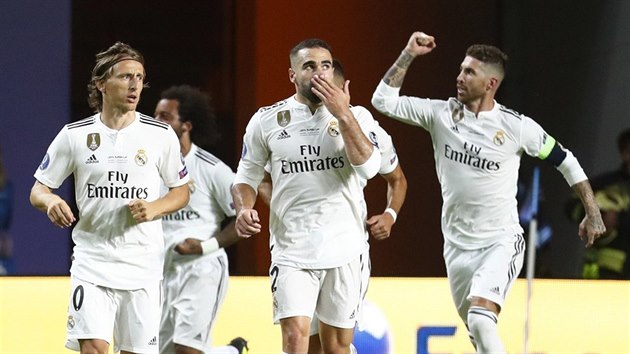 Sergio Ramos (vpravo) poslal Real Madrid do veden v duelu s Atltikem.