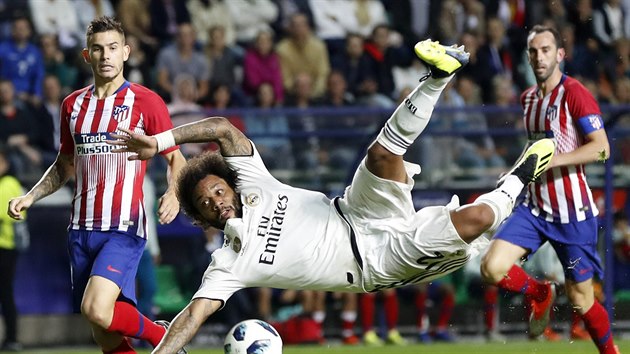 Marcelo (v blm) z Realu Madrid se proti Atltiku pokou o akrobatick zakonen.