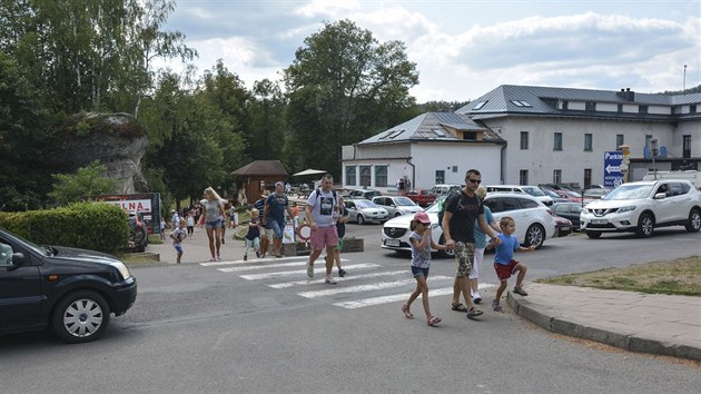 Turisté vycházející od skalního města v Adršpachu (16.8.2018).