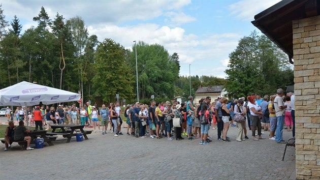 Fronta u vstupu do skalního města v Adršpachu (16.8.2018).