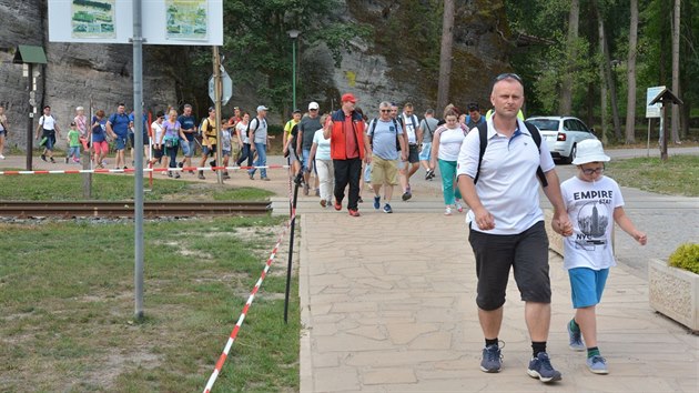 Turisté přicházejí do skalního města v Adršpachu (16.8.2018).