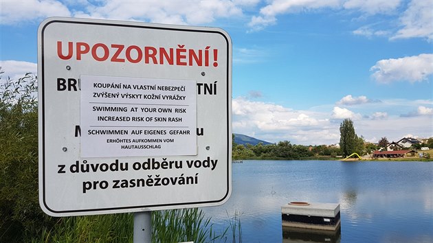 Upozornění na špatnou kvalitu vody u rybníku Kačák ve Vrchlabí  (17. 8. 2018)