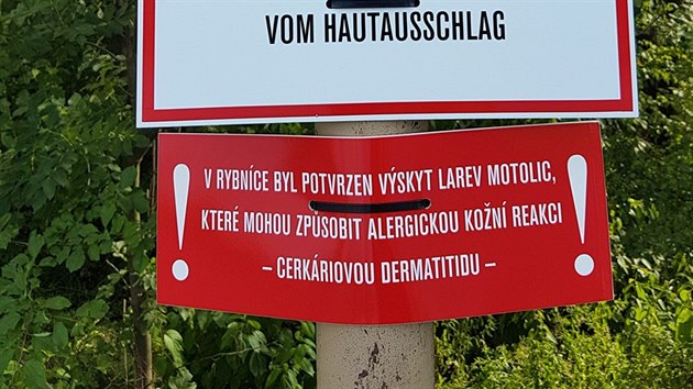 Upozornění na špatnou kvalitu vody u rybníku Kačák ve Vrchlabí (17. 8. 2018)