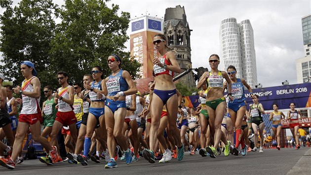 MEZI MUŽI. Češka Anežka Drahotová (uprostřed, v červeném topu) vystartovala do závodu na 20 kilometrů na ME v Berlíně s ostatními chodkyněmi společně s muži.