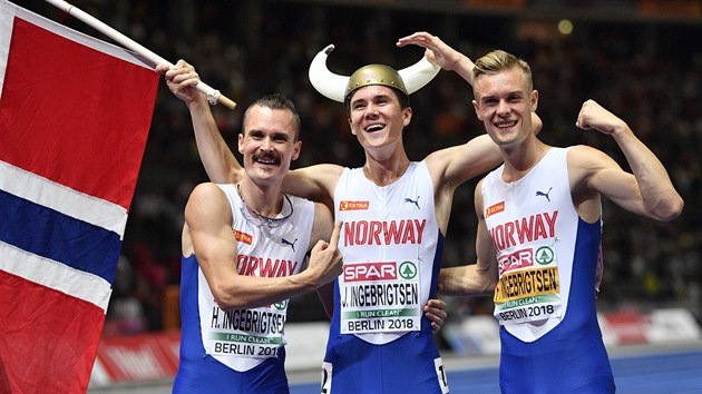 TI BRATI. Norsk bec Jakob Ingebrigtsen (uprosted) slav evropsk titul ze zvodu na 1500 metr spolen s bratry Henrikem (vlevo) a Filipem.