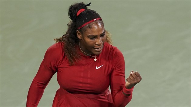 Americká tenistka Serena Williamsová slaví úspěšnou výměnu na turnaji v Cincinnati v duelu proti Petře Kvitové.