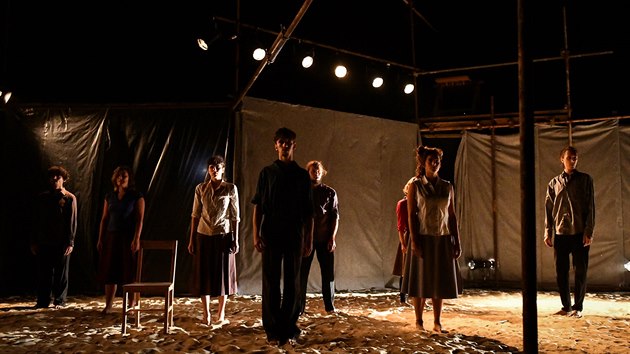 Záběr z představení 8, které Divadlo Continuo hraje na poli u Švestkového dvora.