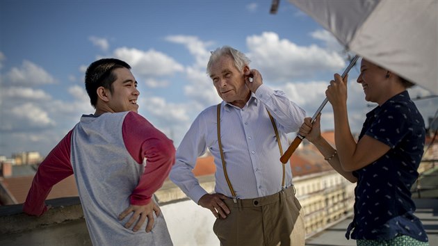 Herci Alois Švehlík a Dui Ahn Tran během natáčení snímku Na střeše (11. srpna 2018)