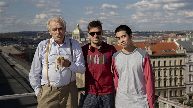 Herci Alois Švehlík a Dui Ahn Tran spolu s režisérem Jiřím Mádlem během natáčení snímku Na střeše (11. srpna 2018)