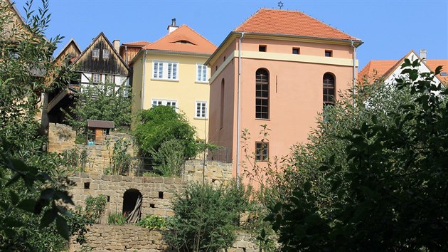 Synagoga v ښtku, v pozad rabnsk dm.