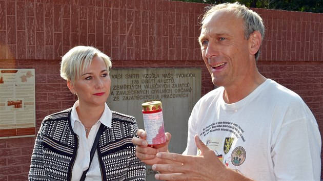 Francouzsk spisovatel Laurent Guillet na litvnovskm hbitov. Vlevo starostka msta Kamila Blhov.