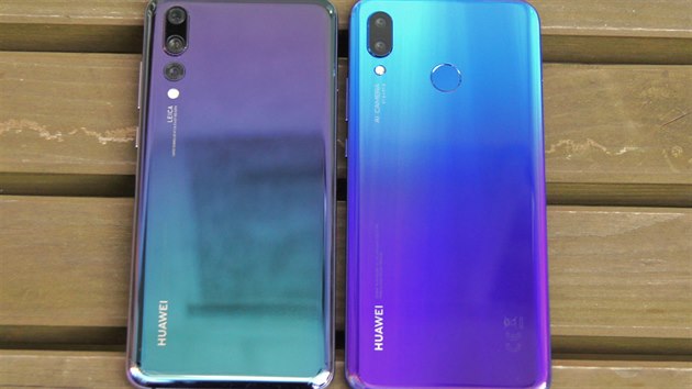 Designéři Huawei také u modelu Nova 3 drží linii nastavenou P20 Pro. Nova 3 má záda se stejným barevným přechodem od modré do fialové, jen je tu tento gradient otočený. Fotoaparát tu má stejné rozmístění, ale chybí mu třetí čočka a Nova 3 má navíc vzadu čtečku otisků.