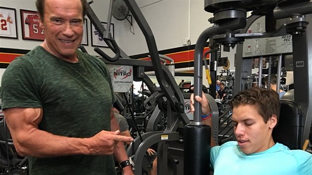 Arnold Schwarzenegger a jeho nemanelsk syn Joseph Baena (2. jna 2017)