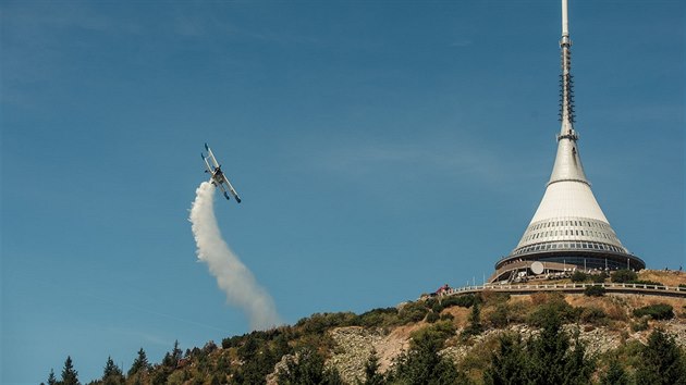 Požár lesa na Ještědu pomáhají hasit i letadla (13.8. 2018).