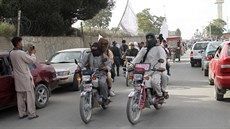 Píznivci Tálibánu v afghánském mst Ghazní (16. ervna 2018)