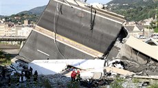 Trosky zíceného mostu v italském Janov (14. srpna 2018)