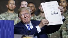 Americký prezident Donald Trump podepsal na základn Fort Drum obranný rozpoet...