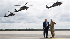 Americký prezident Donald Trump podepsal na základn Fort Drum obranný rozpoet...