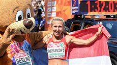 Evu Vrabcovou-Nývltovou p�ivítal v cíli maratonu maskot Berlino
