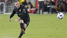 Wayne Rooney z D.C. United skóruje z přímého kopu v utkání s Portlandem.