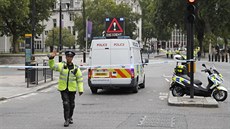 Policejní zásah ped britským parlamentem, kde idi najel do zábran (14. srpna...