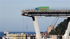 Trosky zříceného mostu v italském Janově. Řidiči zeleného kamionu supermarketu...