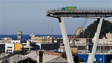 Trosky zíceného mostu v italském Janov. idii zeleného kamionu supermarketu...