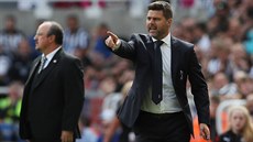 Trenér Tottenhamu Mauricio Pochettino (vpravo) udílí pokyny svým svencm v...