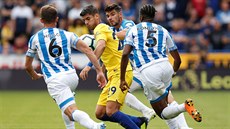 Álvaro Morata z Chelsea (ve žlutém) se snaží uprchnout trojici protihráčů z...