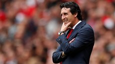 Nový trenér fotbalist Arsenalu Unai Emery utrápen sleduje výkon svých...