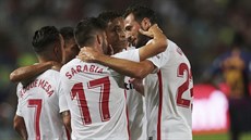 Fotbalisté Sevilly slaví branku v zápase o španělský Superpohár proti Barceloně.