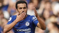 Pedro z Chelsea slaví gól do sít Arsenalu.