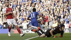 Pedro z Chelsea (v modrém) obíhá slavit poté, co pekonal brankáe Arsenalu...