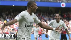 Kylian Mbappé z PSG (vlevo) slaví branku v utkání francouzské ligy proti...