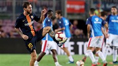 Lionel Messi z Barcelony se rozcviuje ped utkáním proti Alavés.
