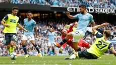 Sergio Agüero z Manchesteru City (v modrém) pekonává obranu Huddersfieldu.